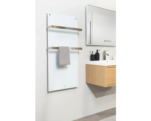 Badezimmer mit Handtuchwärmer, Waschbeckenunterschrank und Spiegel