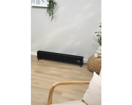 Elektrischer Heizkörper im Wohnzimmer mit hellem Holzboden.