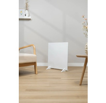 Weißer Infrarotheizkörper steht in einem hellen Wohnraum.