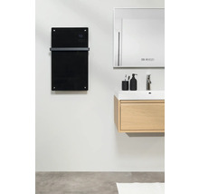 Modernes Badezimmer mit schwarzem Glasheizkörper und Waschtisch mit Spiegel