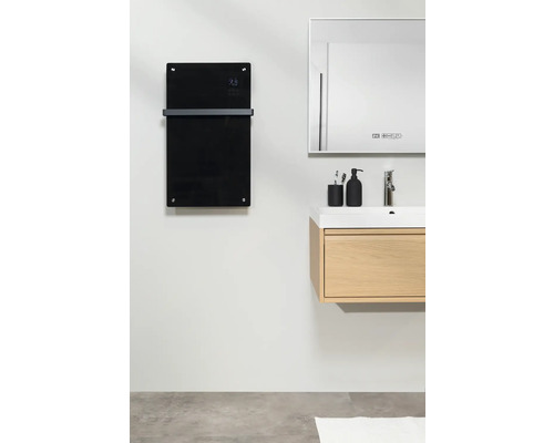 Modernes Badezimmer mit schwarzem Glasheizkörper und Waschtisch mit Spiegel