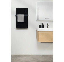 Modernes Badezimmer mit Waschbeckenunterschrank, Spiegel und Handtuchwärmer