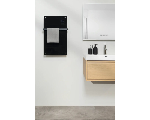 Modernes Badezimmer mit Waschbeckenunterschrank, Spiegel und Handtuchwärmer