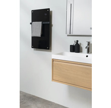 Badezimmer mit Waschbecken, Spiegelschrank und Handtuchwärmer