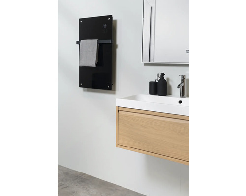 Badezimmer mit Waschbecken, Spiegelschrank und Handtuchwärmer