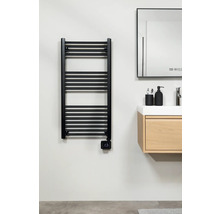 Badezimmer mit Handtuchwärmer, Spiegel, Waschbecken und Unterschrank