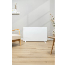 Elektrischer Heizkörper in einem hellen Wohnzimmer mit Stuhl und Tisch