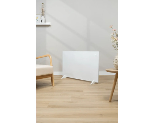 Weißer Heizkörper in einem hellen Raum