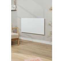 Wohnraum mit einem an der Wand montierten Heizpaneel und einem Sessel