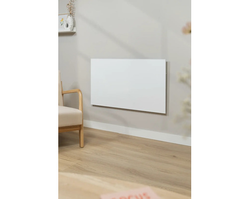 Wohnraum mit einem an der Wand montierten Heizpaneel und einem Sessel