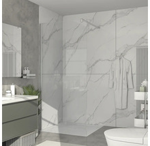 Helles Badezimmer mit Dusche, Waschtisch, Spiegel und Toilette