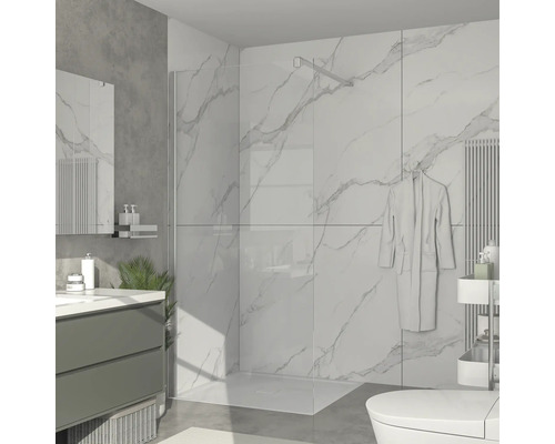 Helles Badezimmer mit Dusche, Waschtisch, Spiegel und Toilette