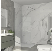 Modernes Badezimmer mit Duschkabine, Waschbeckenunterschrank und Toilette