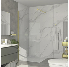 Modernes Badezimmer mit Dusche, Waschbecken und Toilette vor weißer Marmorwand