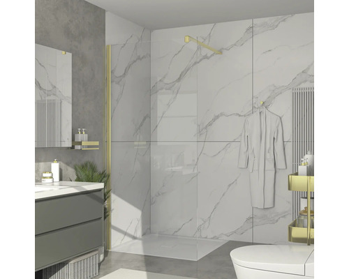 Modernes Badezimmer mit Dusche, Waschbecken und Toilette vor weißer Marmorwand