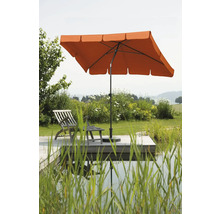 Rechteckiger Sonnenschirm neben Holzsteg mit Liegestuhl im Garten