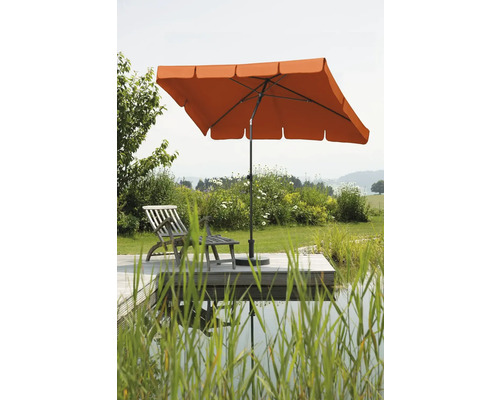 Rechteckiger Sonnenschirm neben Holzsteg mit Liegestuhl im Garten