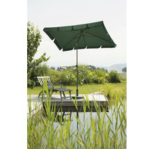 Quadratischer Gartenschirm neben Liegestuhl auf einer Holzterrasse an einem See