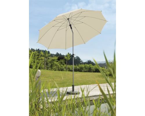 Geöffneter Gartenschirm auf einer Terrasse mit Rasen im Hintergrund