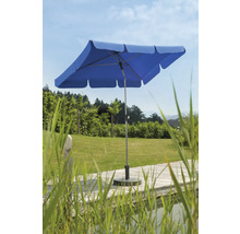 Quadratischer Sonnenschirm auf einer Holzterrasse