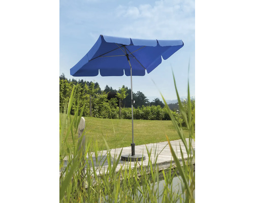 Quadratischer Sonnenschirm auf einer Holzterrasse