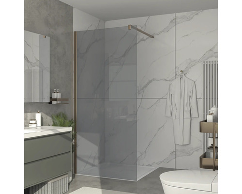 Modernes Badezimmer mit Duschabtrennung aus Glas, Waschtisch und Toilette