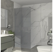 Modernes Badezimmer mit ebenerdiger Dusche, Waschtisch und Marmorfliesen.