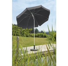 Grauer Gartenschirm auf einer Holzterrasse