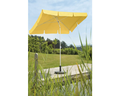 Quadratischer Sonnenschirm mit Mast und Fuß auf einer Holzterrasse