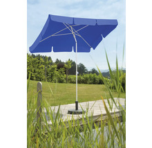 Quadratischer Sonnenschirm mit Schirmständer im Garten