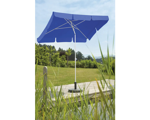 Quadratischer Sonnenschirm mit Schirmständer im Garten