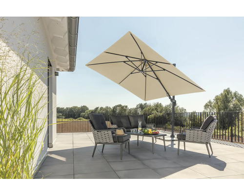 Gartenszene mit Ampelschirm, Lounge Möbeln und Tisch auf einer Terrasse