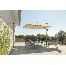 Terrasse mit Sonnenschirm, Sofa, Sesseln und Tisch für entspannte Stunden im Freien