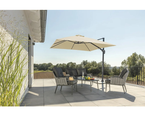 Terrasse mit Sonnenschirm, Sofa, Sesseln und Tisch für entspannte Stunden im Freien
