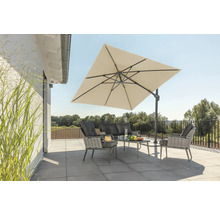 Gartenszene mit Ampelschirm, Sofa, Sesseln und Tisch auf einer Terrasse.