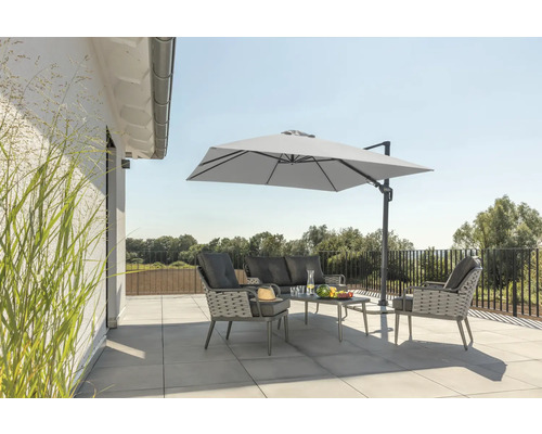 Terrasse mit Gartengarnitur und Sonnenschirm