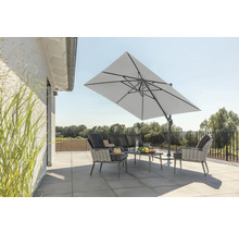 Gartenszene mit Ampelschirm, Gartensitzgruppe mit Sofa, Sessel und Tisch