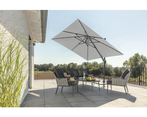 Gartenszene mit Ampelschirm, Gartensitzgruppe mit Sofa, Sessel und Tisch