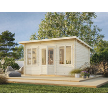 Holzgartenhaus mit Fenstern und Doppeltür auf Holzterrasse im Garten