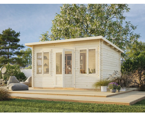 Holzgartenhaus mit Fenstern und Doppeltür auf Holzterrasse im Garten