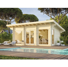 Garten mit Pool und modernem Gartenhaus aus Holz mit großen Fenstern