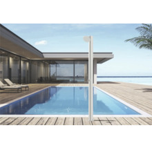 Außendusche neben einem Pool auf einer Holzterrasse