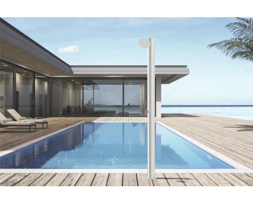 Außendusche neben einem Pool auf einer Holzterrasse