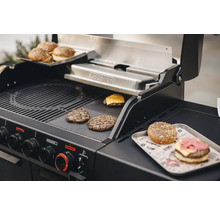 Grillszene mit Burgern auf einem schwarzen Grill