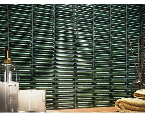 Wandgestaltung mit rechteckigen glänzenden Fliesen im Badezimmer.