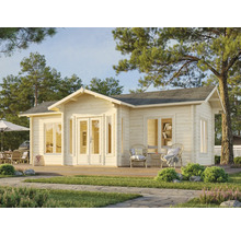 Holzgartenhaus mit Terrasse und Gartenmöbeln in einer grünen Umgebung