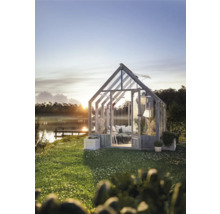 Gewächshaus im Garten mit Blick auf den See bei Sonnenaufgang.