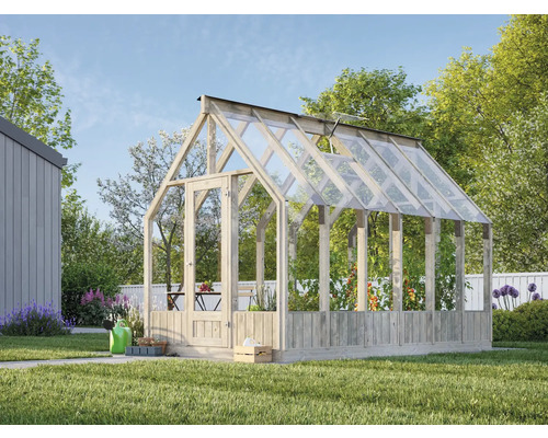 Gewächshaus mit Holzrahmen und Pflanzen im Garten