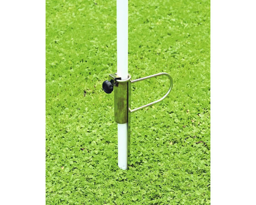 Bodenhülse für Wäschespinnen aus Metall im Rasen