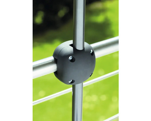 Detailaufnahme eines Geländerverbinders für Edelstahlgeländer